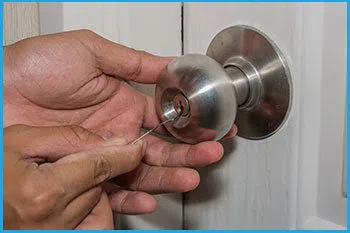 Lock Locksmith Services Oak Park, CA 818-570-0964 - 14-unlock-door
